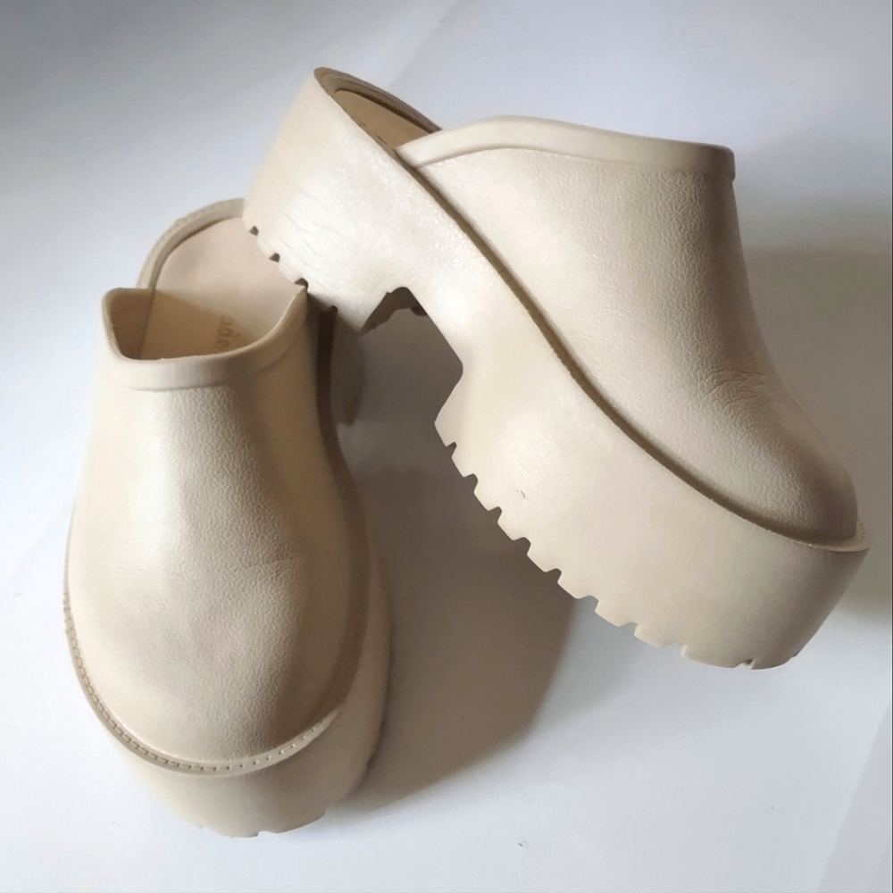 Lemonade Beige Clogs 6-7 - Picture 1 of 6